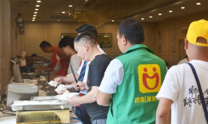 圆梦六月·爱心助考！通江县抗癌协会携手钻石酒店6年的坚持