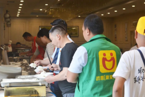 圆梦六月·爱心助考！通江县抗癌协会携手钻石酒店6年的坚持