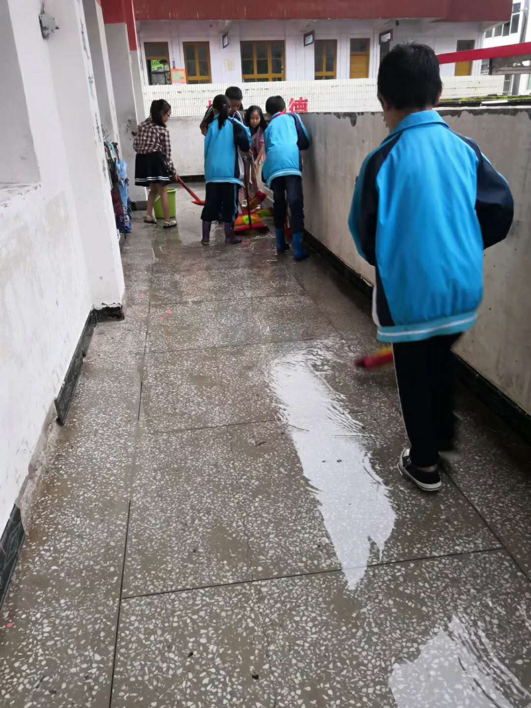 孩子们清理教室的雨水.jpg