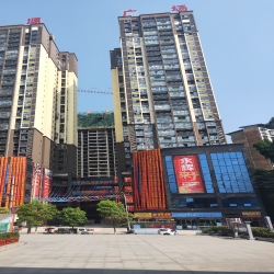 城南新县车站对面，竹源商业广场电