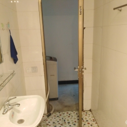 位于诺江东路原工业局地段，有一套